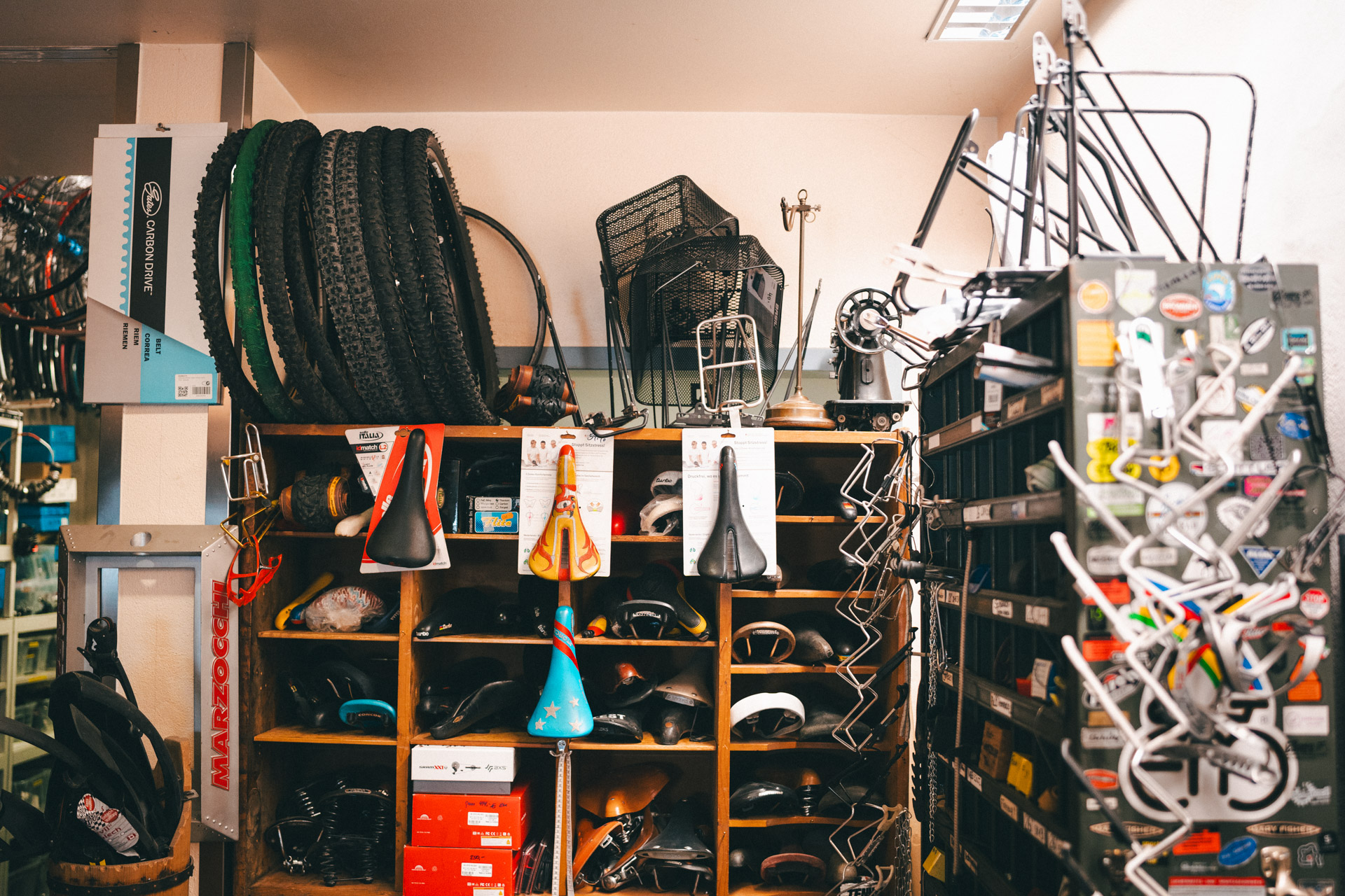Fahrradsättel im Regal
